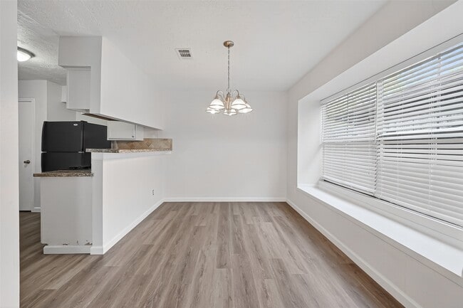 Building Photo - 22022 Kenlake Dr