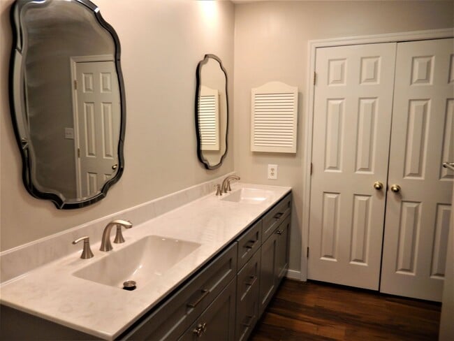 Building Photo - Large 2 Bedroom, 2.5 Bath Townhouse - Autu...