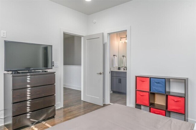 Building Photo - Desirable Hampstead Living!