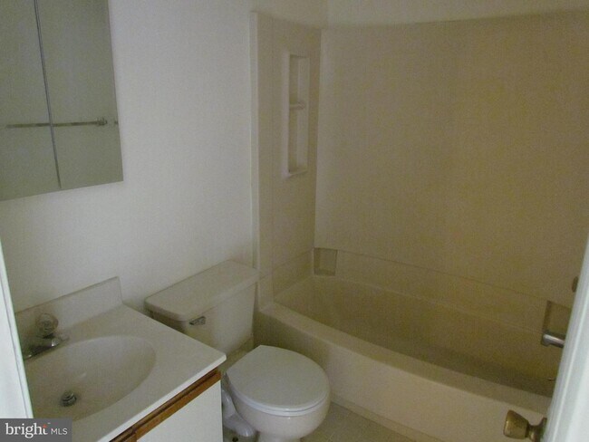 Building Photo - 9 Cohanzick Ct