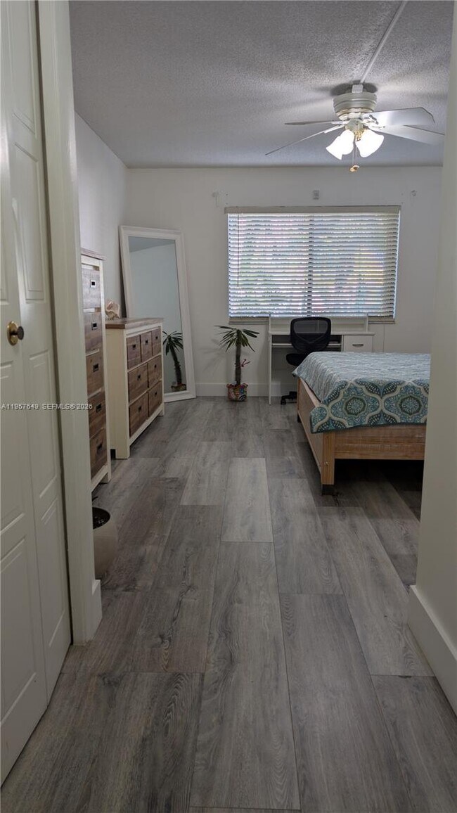 Building Photo - 369 Lakeview Dr