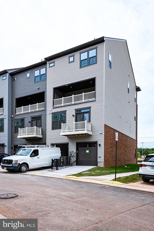 Building Photo - 14055 Sunrise Valley Dr