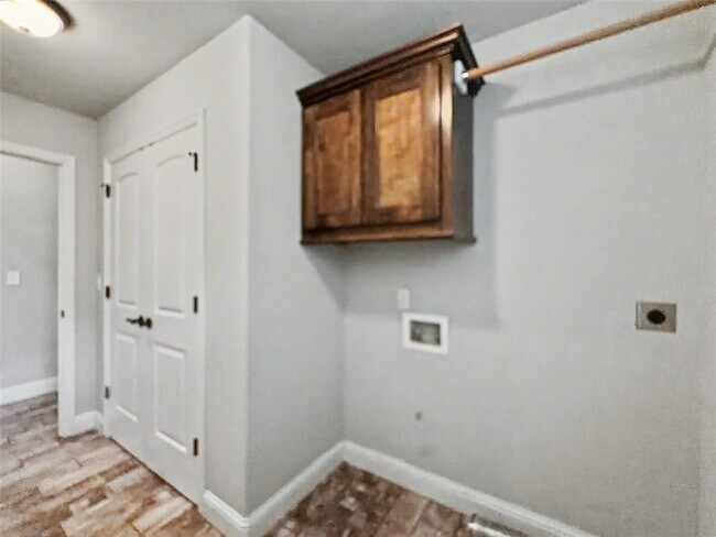 Building Photo - 1211 SW Horizon St