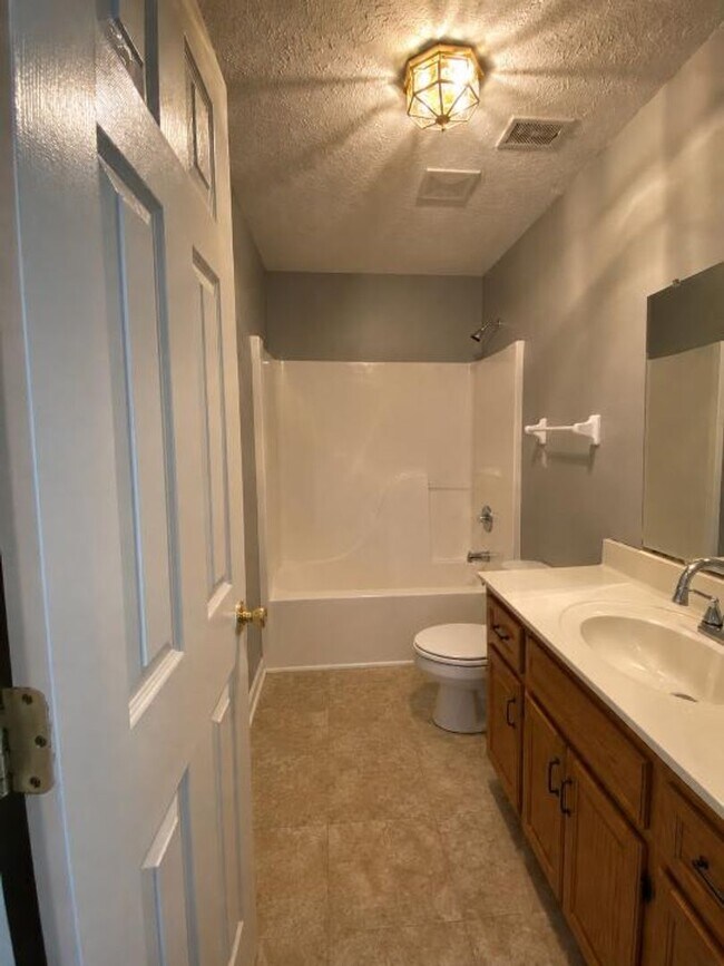 Building Photo - 208 Ruf Dr