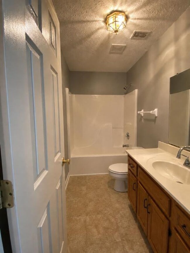 Building Photo - 3 Bed 2 Bath Ranch home located close to post!