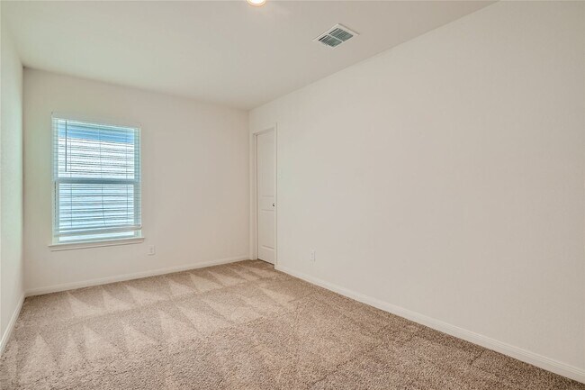 Building Photo - You dont want to miss this one!! 4 bedrooms!