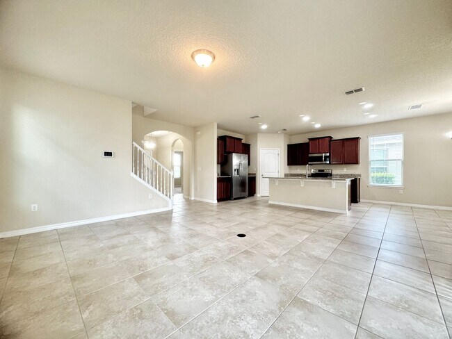 Building Photo - Large 4/3.5 Home located in Waterleigh! Do...
