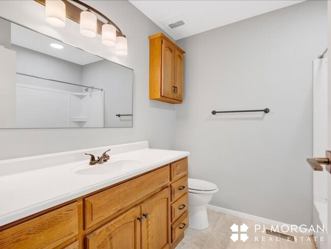 Building Photo - 3 bedroom, 2 Bathroom Home - Available Now