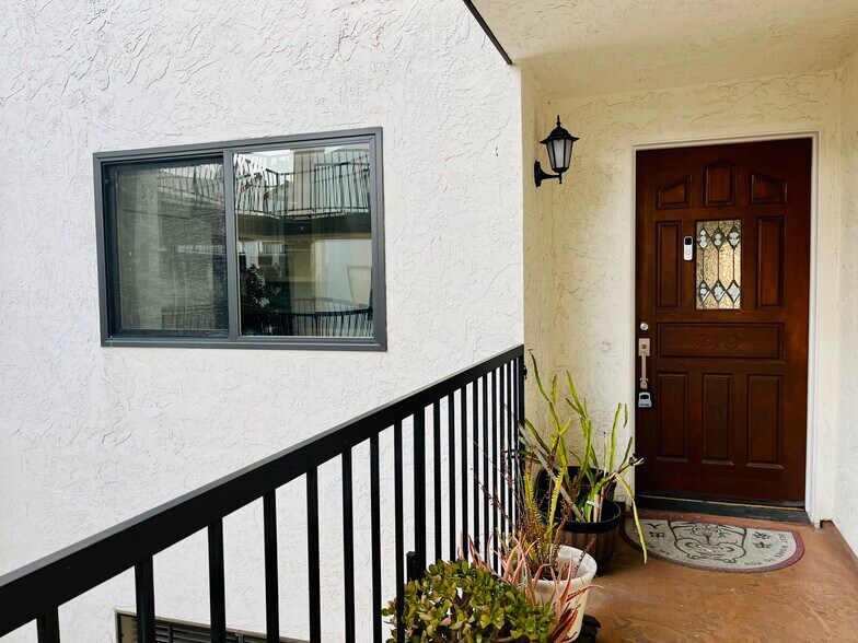 Building Photo - 3525 Lebon Dr