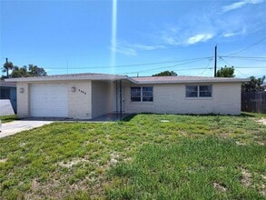 Building Photo - 2333 Roselawn Dr