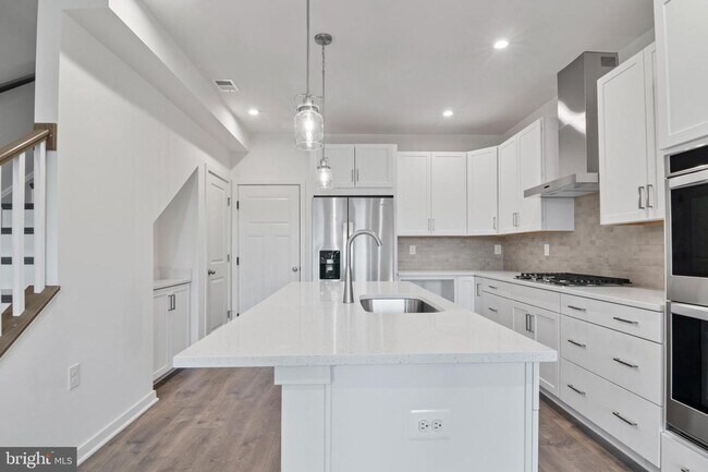 Building Photo - This stunning luxury 2-story condo has 3 beds & 2.5 baths with over 1500 sq ft of living space.