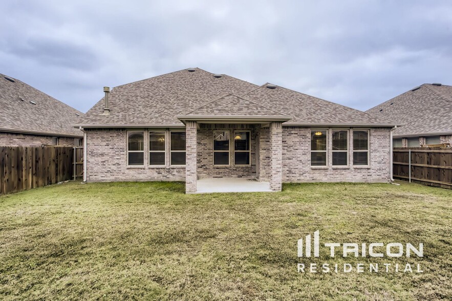 Building Photo - 1620 Village Creek Dr