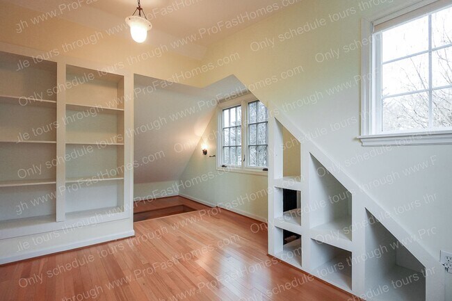 Building Photo - 930 SE 53rd Ave