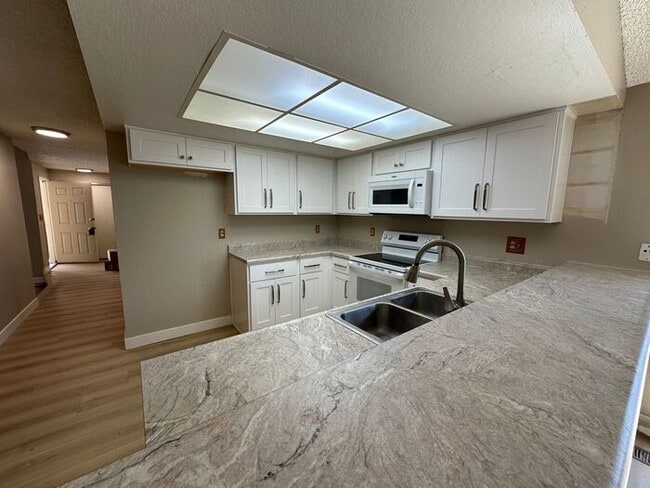 Building Photo - 3230 Wilma Dr