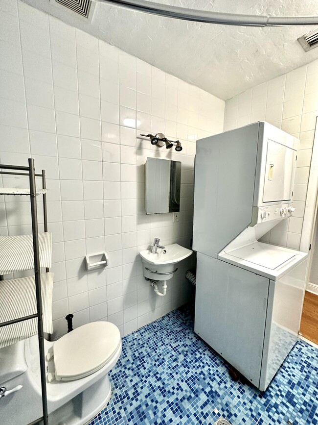 Building Photo - 101 C St