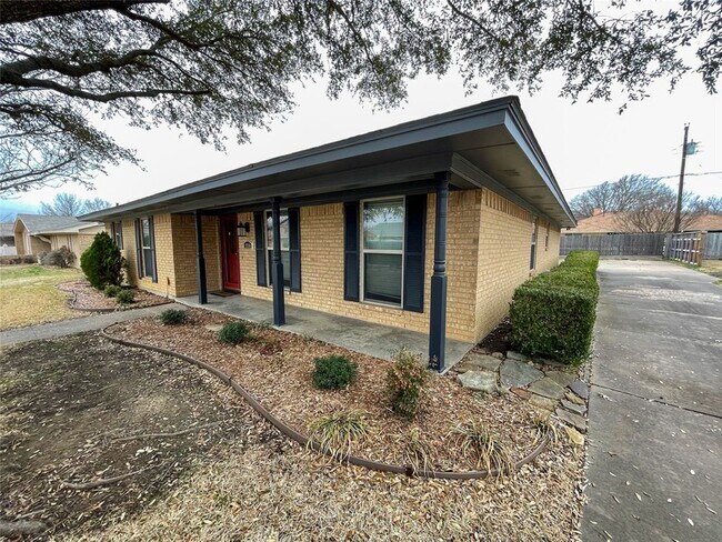 Building Photo - 1714 Crescent Dr