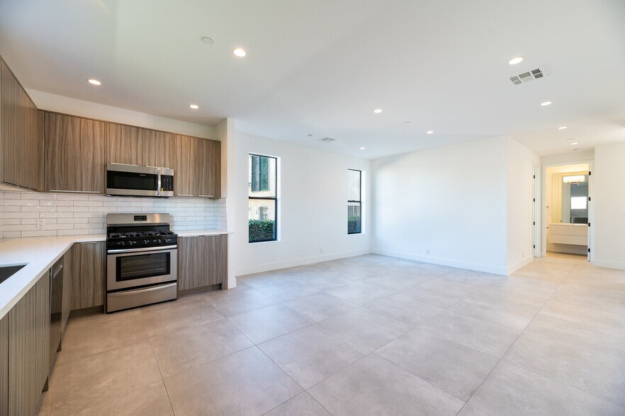 Building Photo - 1805 S Longwood Ave