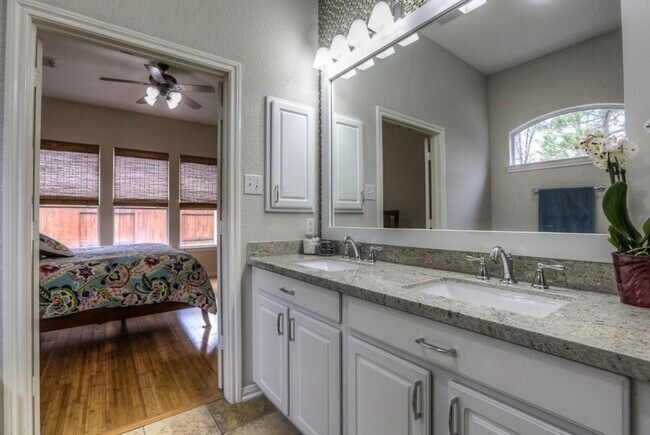 Building Photo - 3 Patina Pines Pl