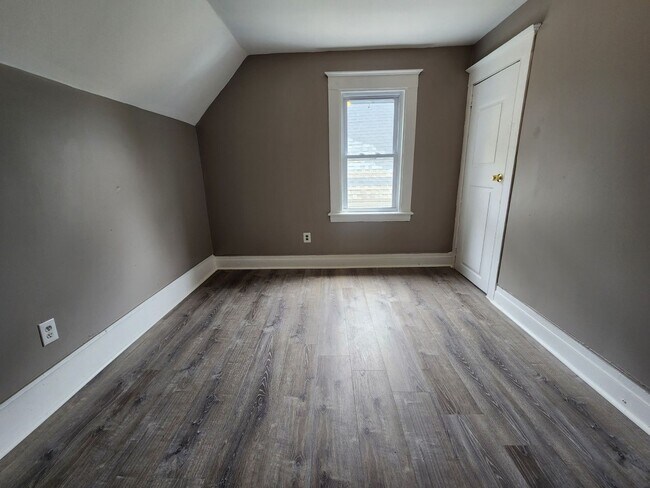 Building Photo - FIVE Bedroom Single Family Home!