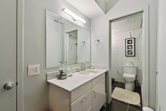 Building Photo - 1300 N Astor St