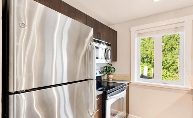 Building Photo - Luxurious, Bright and Meticulously Maintained 2 Bed and 2 Bath Condo