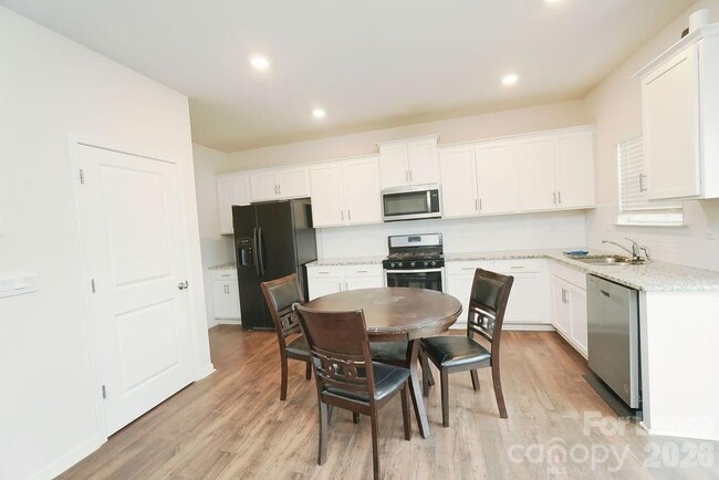 Building Photo - 8140 Clairwood Dr