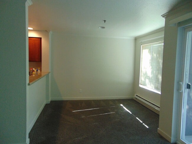 Building Photo - 2 Bedroom/1 Bath Luxury Beacon Hill Condo,...