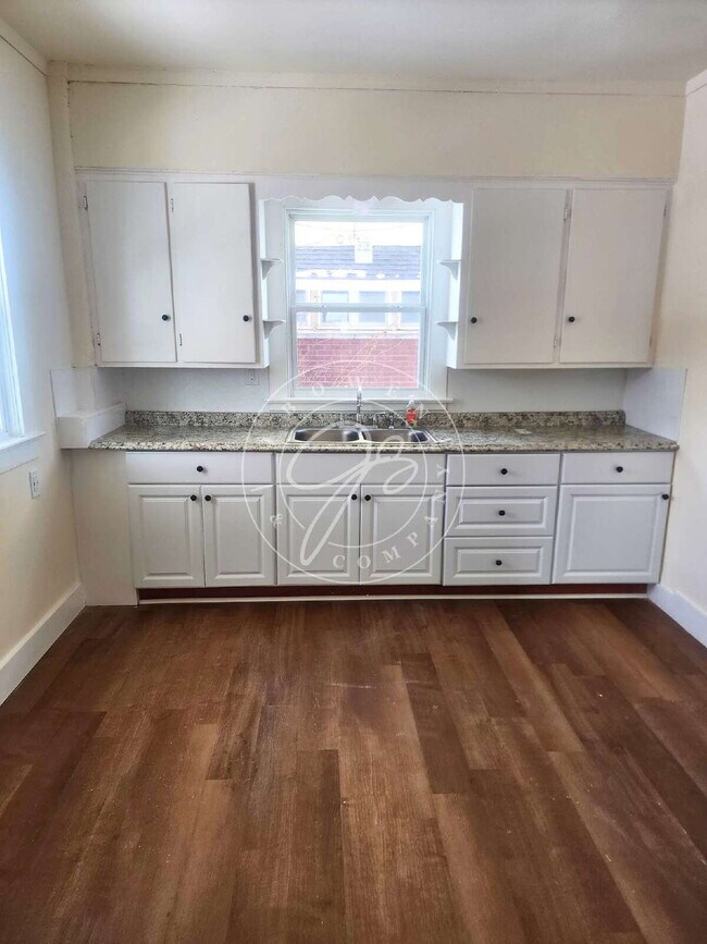 Building Photo - 1400 sq ft. 3 bed home in South Toledo! Many updates throughout