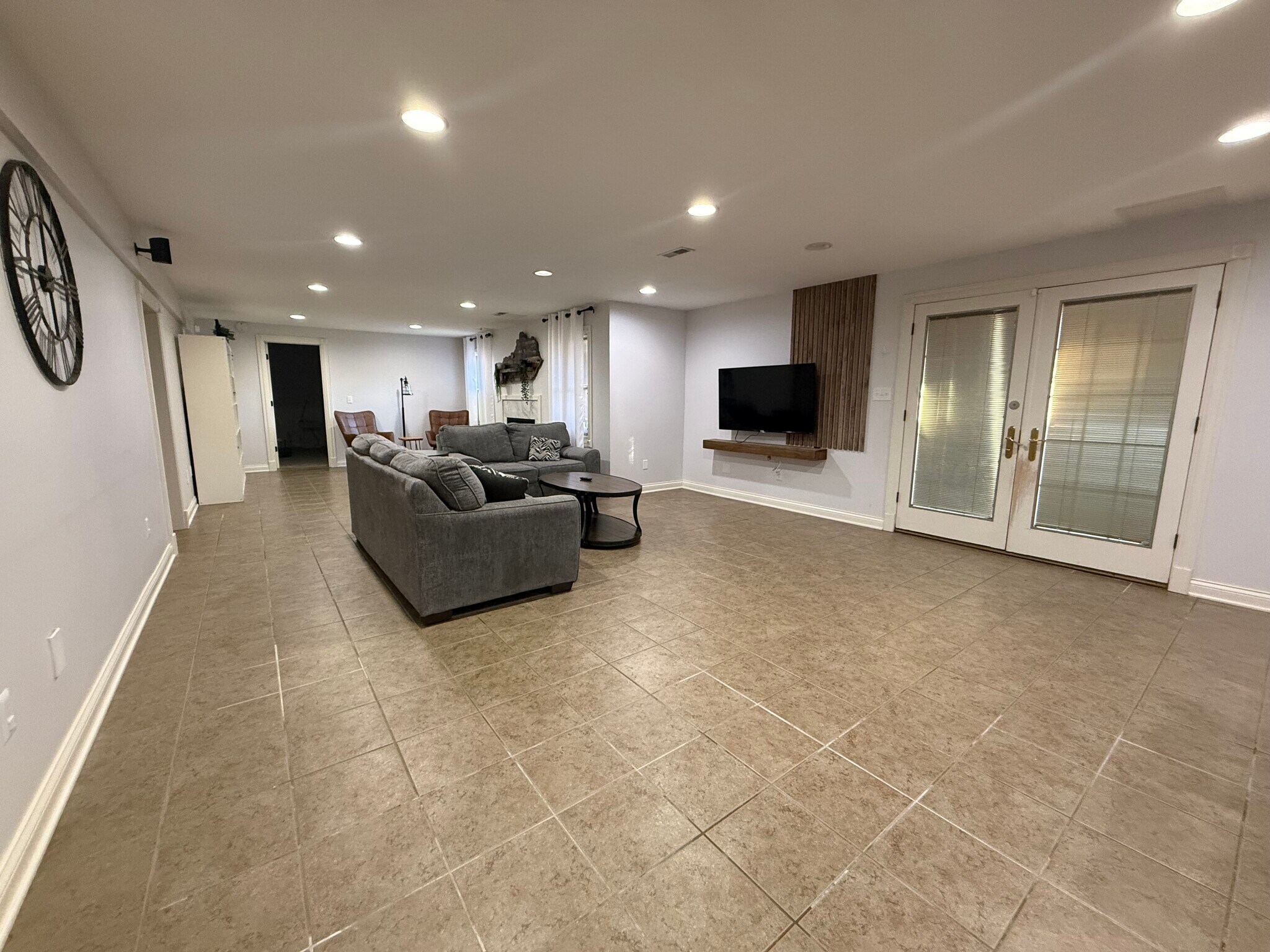 Building Photo - 402 Willow Creek Dr