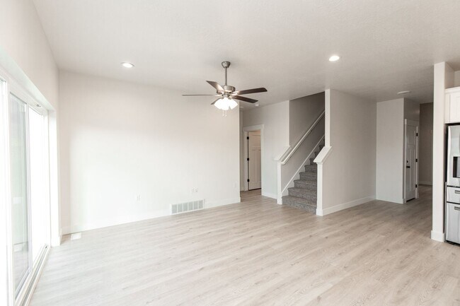 Building Photo - 1431 W Russo Dr