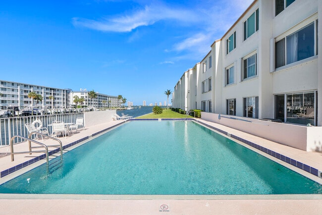 Building Photo - 125 Shore Ct