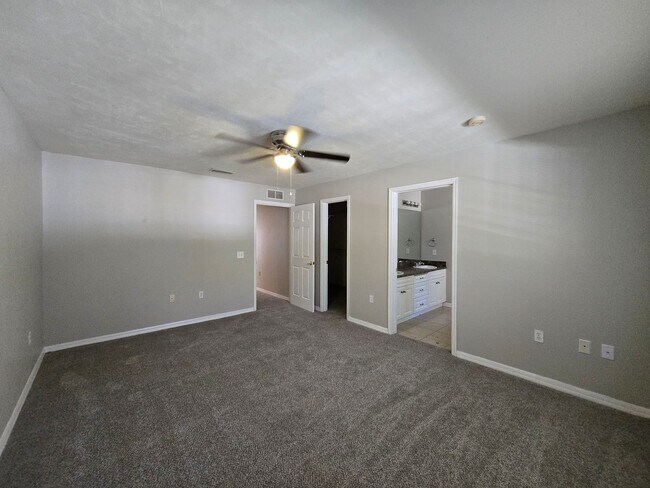 Building Photo - 2 Bed / 2.5 Bath Townhome with Upstairs Office/Sitting Area – Eagle Trace