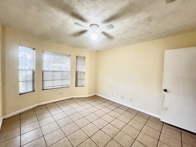 Building Photo - 5391 Golf Course Dr