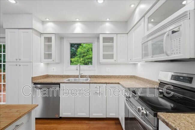 Building Photo - 2988 Borge St
