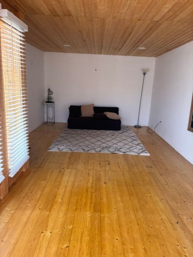 Building Photo - Remodeled 3 Bed 3 Bath House with Jacuzzi ...