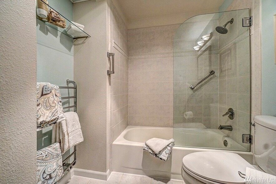 Second bathroom - 16929 Inglewood Rd NE