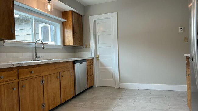 Building Photo - Bend: $2289 Charming 3 Bed 2 Bath Bungalow...