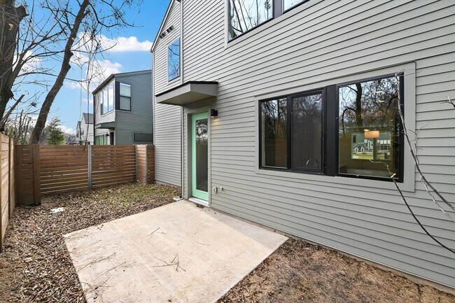 Building Photo - 2211 E M. Franklin Ave