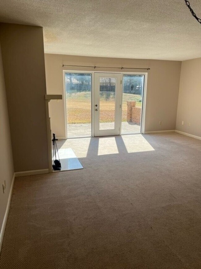 Building Photo - Cozy 2 Bed 1.5 Bath Townhouse! Available Now!
