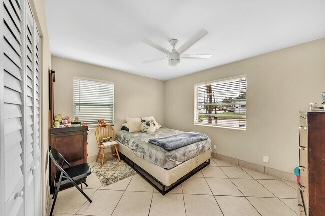 Building Photo - 726 N A St