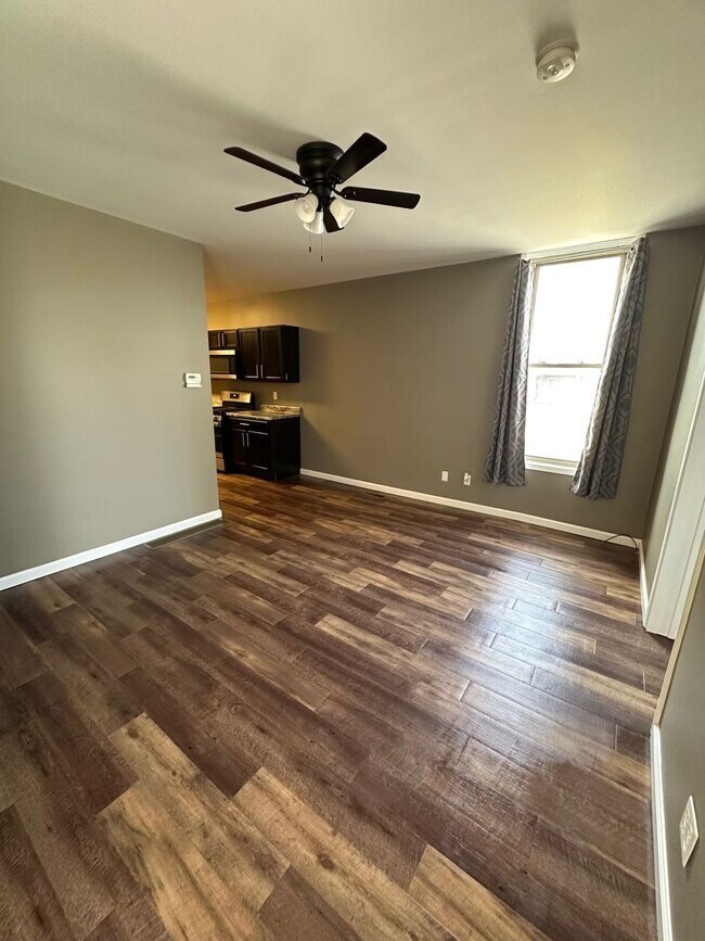 Building Photo - 820 York St