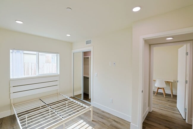 Building Photo - 1422 W 29th St