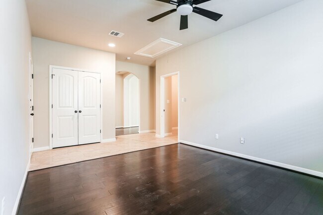 Building Photo - Bright, Spacious Living in an Inviting Home with Modern Finishes and Great Location