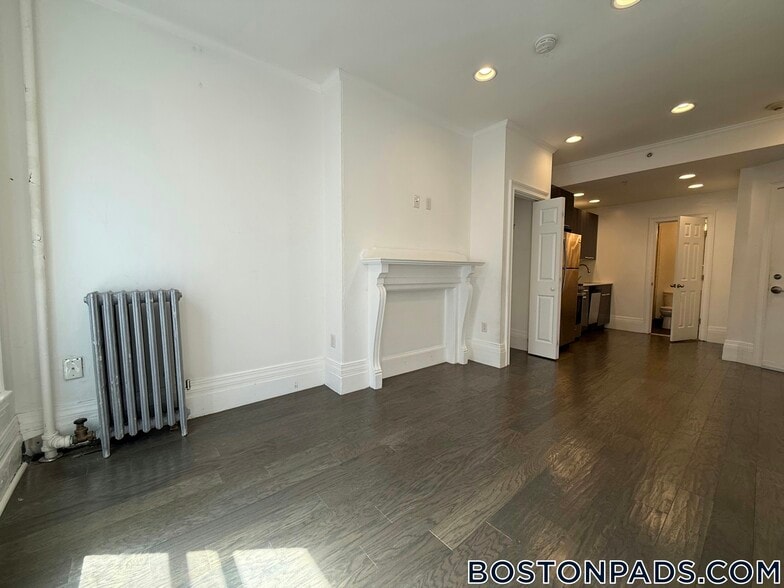Building Photo - 270 Newbury St