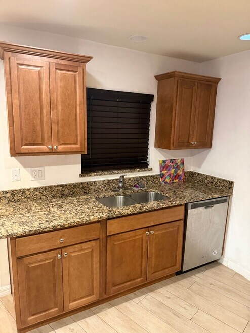 Building Photo - 502 W 9th St