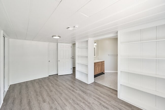 Building Photo - 1501 Greenbrier Dr