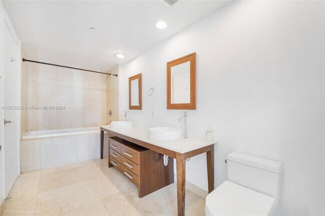Building Photo - 465 Brickell Ave