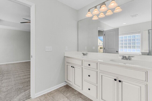 Building Photo - 5 Bedroom 3 Bath Home Located in Sophia Landing in Goose Creek