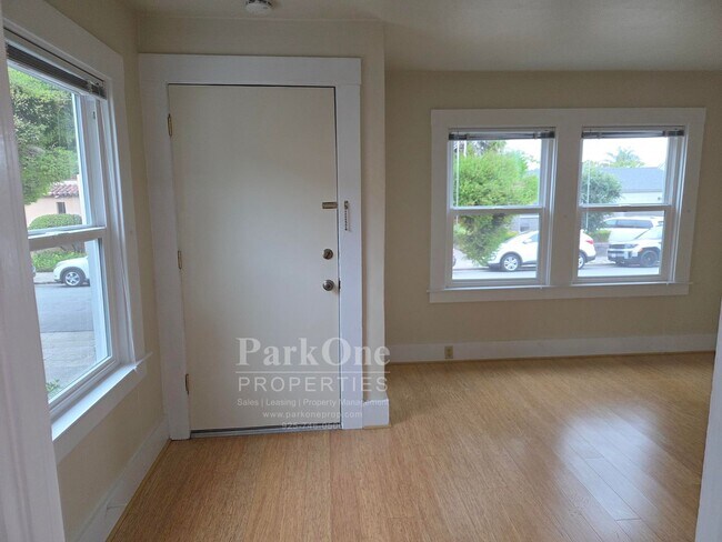 Building Photo - 979 Stannage Ave