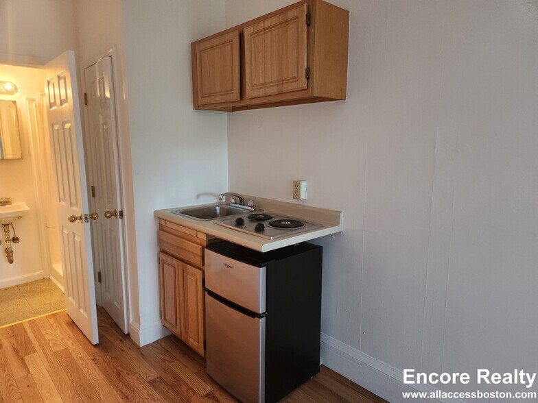 Building Photo - 1061 Beacon St